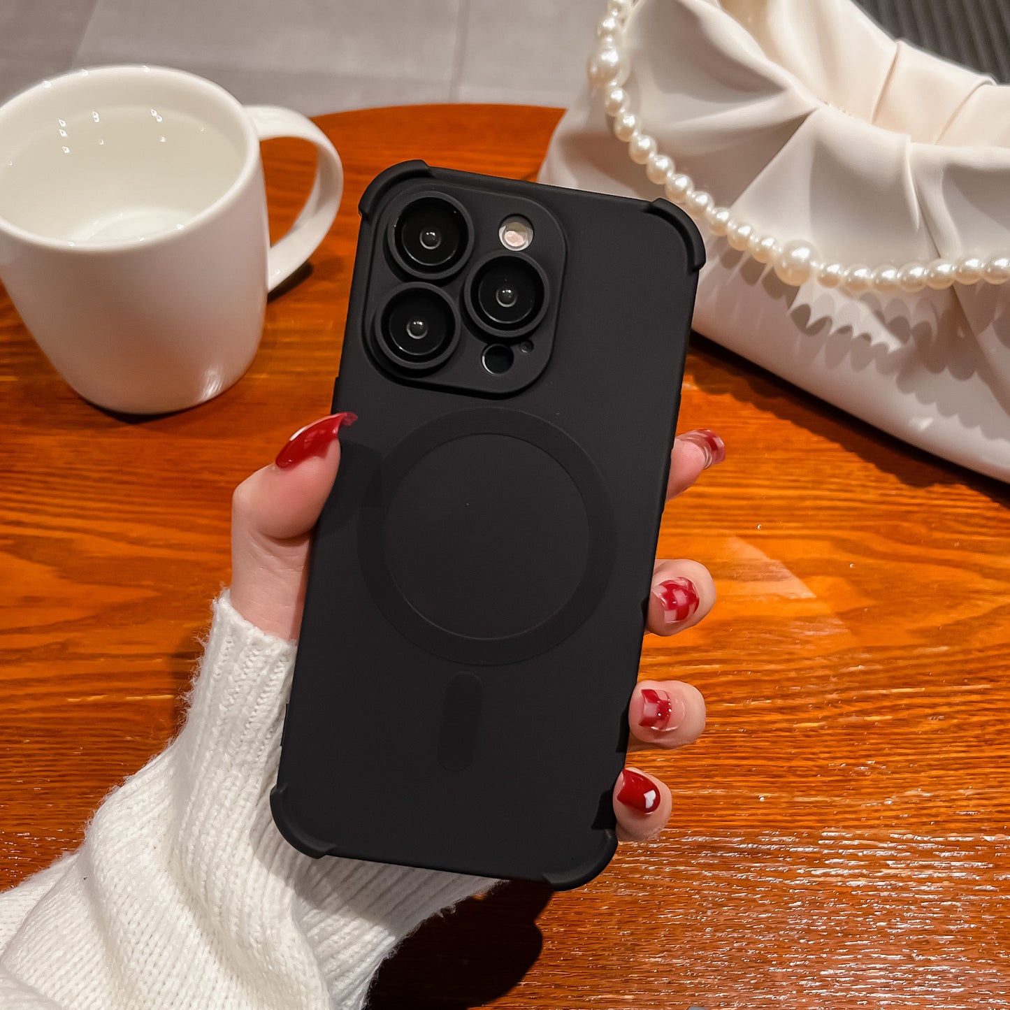'' Protect Me'' Anti-Fall Skin-sensitive Magnetic Case
